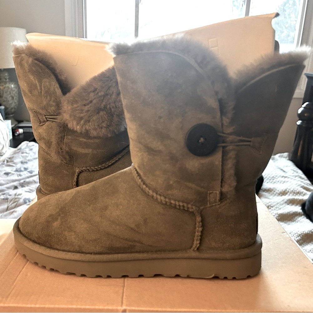 Ugg Bailey Button II, Gray size 8 - Picture 1 of 8